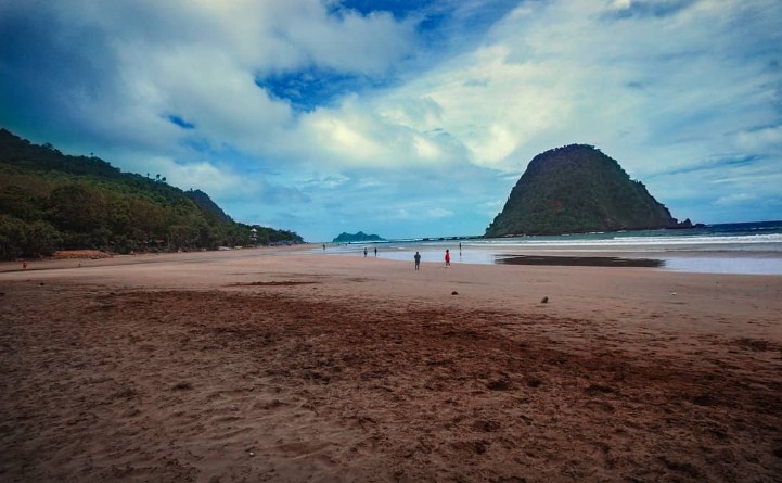 Hal Menarik di Pantai Pulau Merah Hal Menarik di Pantai Pulau Merah